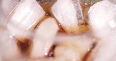 Kola ve buz dolu cam, yakın görüş.   