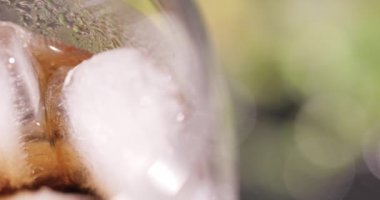 Kola ve buz dolu cam, yakın görüş.   