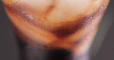 Kola ve buz dolu cam, yakın görüş.   