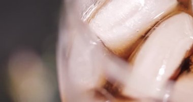 Kola ve buz dolu cam, yakın görüş.   