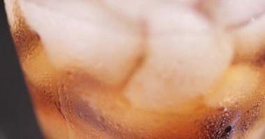 Kola ve buz dolu cam, yakın görüş.   