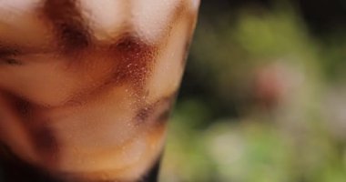 Kola ve buz dolu cam, yakın görüş.   