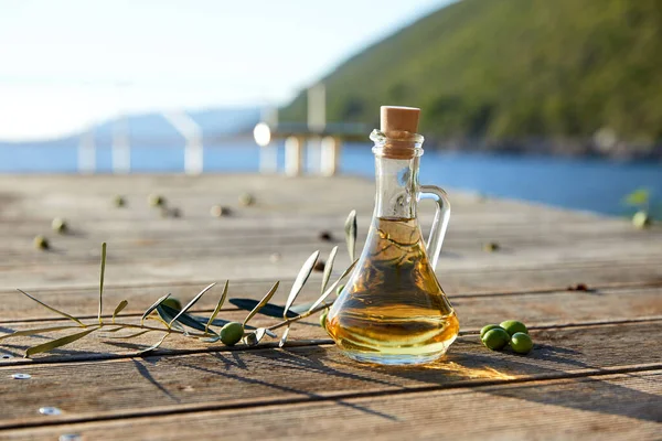 Склянка Оливковою Олією Зеленими Оливками Відкритому Повітрі — стокове фото