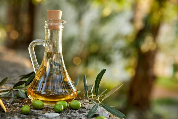 Стекла Оливковым Маслом Зелеными Оливками Открытом Воздухе — стоковое фото