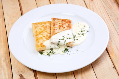 Tahta arka planda lezzetli bir kahvaltı tabağı.