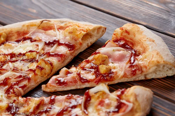 Välsmakande Pizza Trä Bakgrund Nära Utsikt — Stockfoto