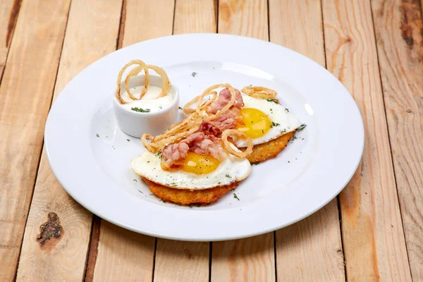 Teller Mit Leckerem Frühstück Auf Holzgrund — Stockfoto