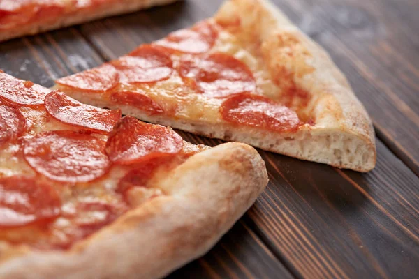 Välsmakande Pizza Trä Bakgrund Nära Utsikt — Stockfoto