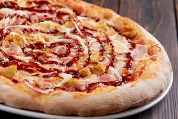 Ahşap Arka Planda Lezzetli Bir Pizza Yakın Görüş — Stok fotoğraf