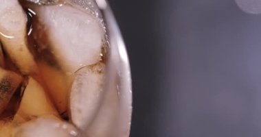 Buzlu bir bardak kola.