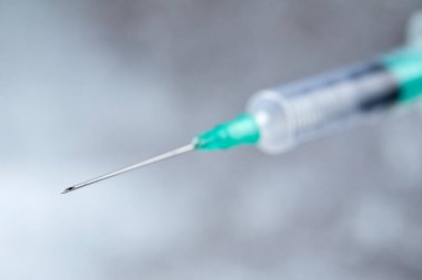 Gri arka planda uyuşturucu içeren tıbbi şırınga, yakın görüş  