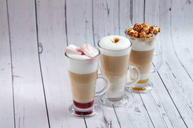 Bardakta kahve bardakları, ahşap arka plan, yakın görüş. 