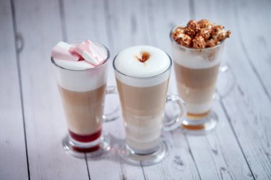 Bardakta kahve bardakları, ahşap arka plan, yakın görüş. 