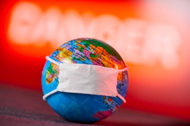  Cerrahi Yüz Maskesi ve Küre modeli. Coronavirus Konsepti.