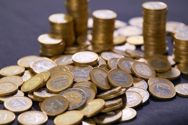 Altın euro para yığını. Euro para birimi ve para kavramı