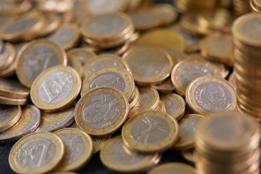 Altın euro para yığını. Euro para birimi ve para kavramı