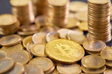 Avrupa sikkeleri ile altın bitcoin, kripto para birimi için kavramsal görüntü