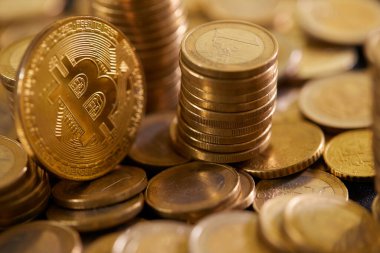 Avrupa sikkeleri ile altın bitcoin, kripto para birimi için kavramsal görüntü