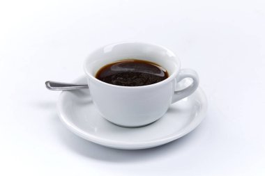 Beyaz arka planda izole edilmiş bir fincan kahve, yakın görüş 