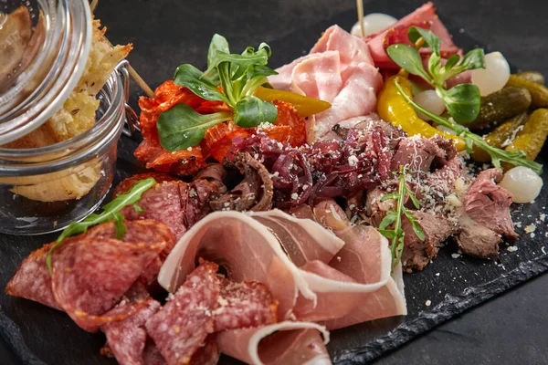 Set Antipasti Carne Tavola Pietra Scura Vista Vicino — Foto Stock