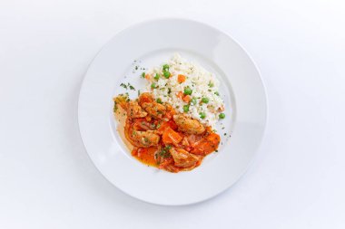 Beyaz tabakta arpalı tavuk, yakın görüş. 