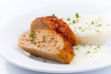 Pirinç pirzolası beyaz tabakta, yakın görüş 