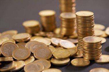 Altın euro para yığını. Euro para birimi ve para kavramı