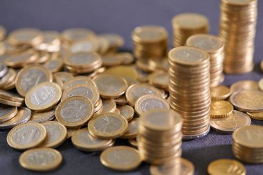 Altın euro para yığını. Euro para birimi ve para kavramı