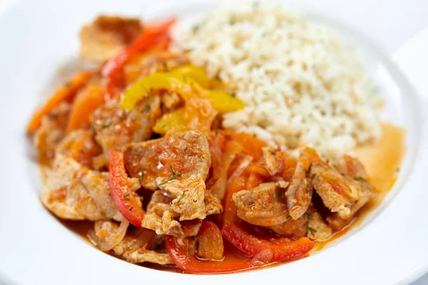 Fleisch Mit Reis Und Gemüse Auf Weißem Teller Nahsicht — Stockfoto
