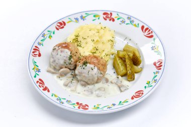 Beyaz tabakta patates püresi ve soslu köfteler, yakın görüş. 