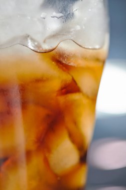  Kola içerken buz küpleri, yakın görüş. 