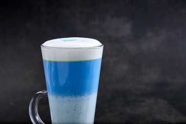 Kelebek, bezelye mavisi, cam içinde latte, yakın görüş.