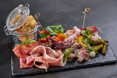 Koyu taş tahtada et aperatifleri, yakın görüş  