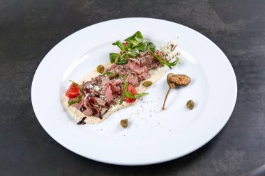 Kereviz püresi ve beyaz tabakta salata, yakın görüş.