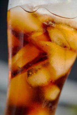  Kola içerken buz küpleri, yakın görüş. 