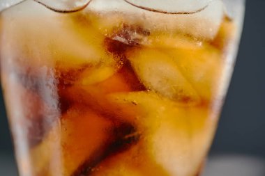  Kola içerken buz küpleri, yakın görüş. 