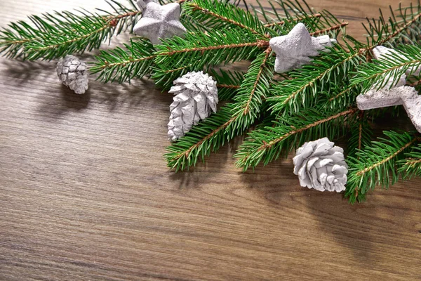 Kartka Świąteczna Gałęziami Choinki Drewnianym Tle — Zdjęcie stockowe