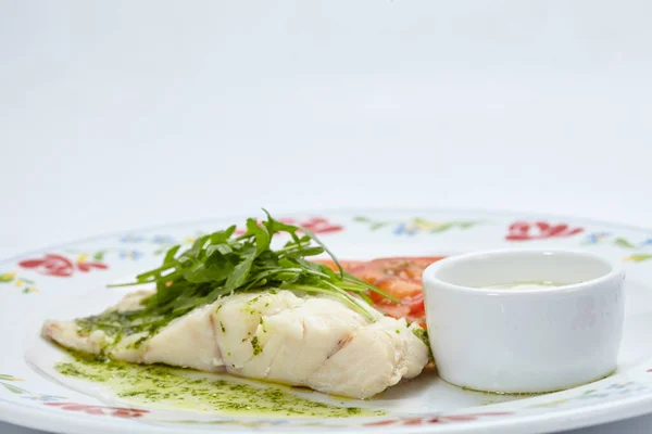 Peixe Assado Com Tomates Prato Branco Vista Perto — Fotografia de Stock