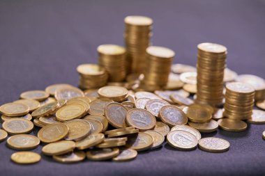 Avro paraları üst üste yığılmış. Para kavramı