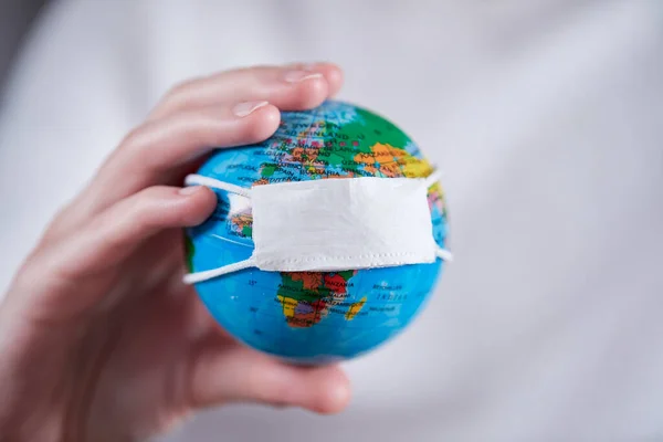 Mulher Segurando Globo Com Máscara Protetora — Fotografia de Stock