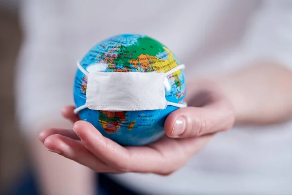 Mujer Sosteniendo Globo Con Máscara Protectora —  Fotos de Stock