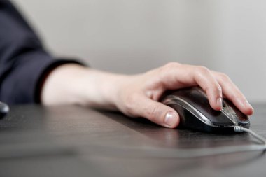 Bilgisayar faresi kullanarak iş kadınını kapat