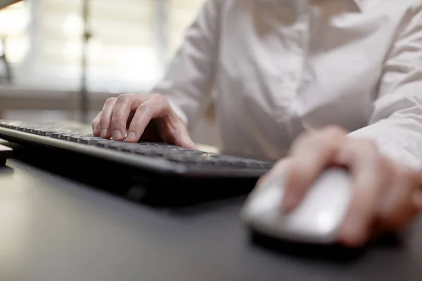 Närbild Affärskvinna Med Hjälp Datormus — Stockfoto