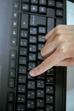 Klavyede yazan kadın ofis çalışanı, yakın görünüm 