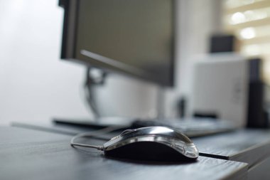 Ofisteki ahşap masada bilgisayarlı çalışma alanı