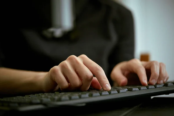 Mulher Trabalhador Escritório Digitação Teclado Vista Perto — Fotografia de Stock