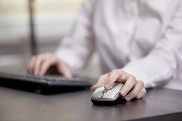 Närbild Affärskvinna Med Hjälp Datormus — Stockfoto