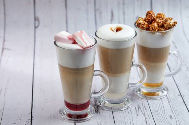 Ahşap arka planda bir kahve seti, yakın görüş. 