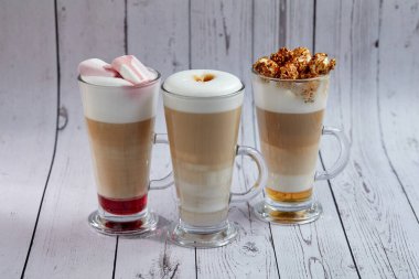 Ahşap arka planda bir kahve seti, yakın görüş. 