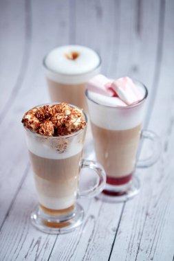 Ahşap arka planda bir kahve seti, yakın görüş. 